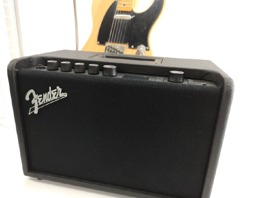 時間を忘れてギターを弾きまくりたい音です。Fenderギターアンプ