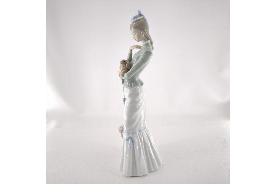 リヤドロ 4893 陶器人形 仔犬を抱く貴婦人 フィギュリン LLADRO 置物